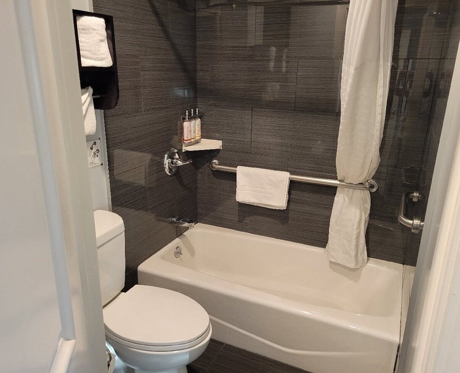 Hotel Pacific — Bathroom