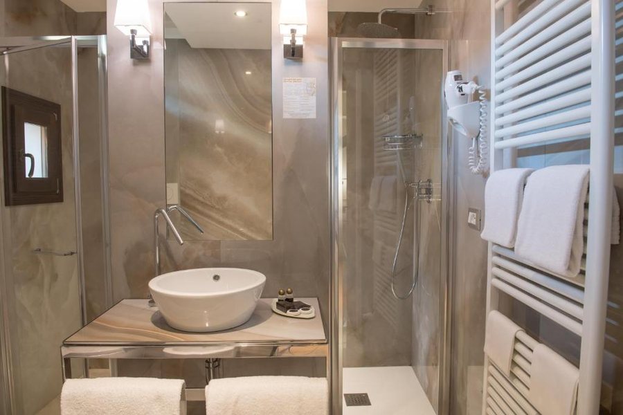 Hotel Paganelli — Bathroom