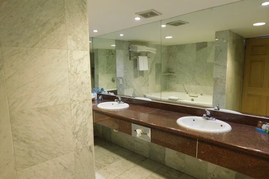 Hotel Palacio Azteca Tijuana Trademark by Wyndham — Bathroom