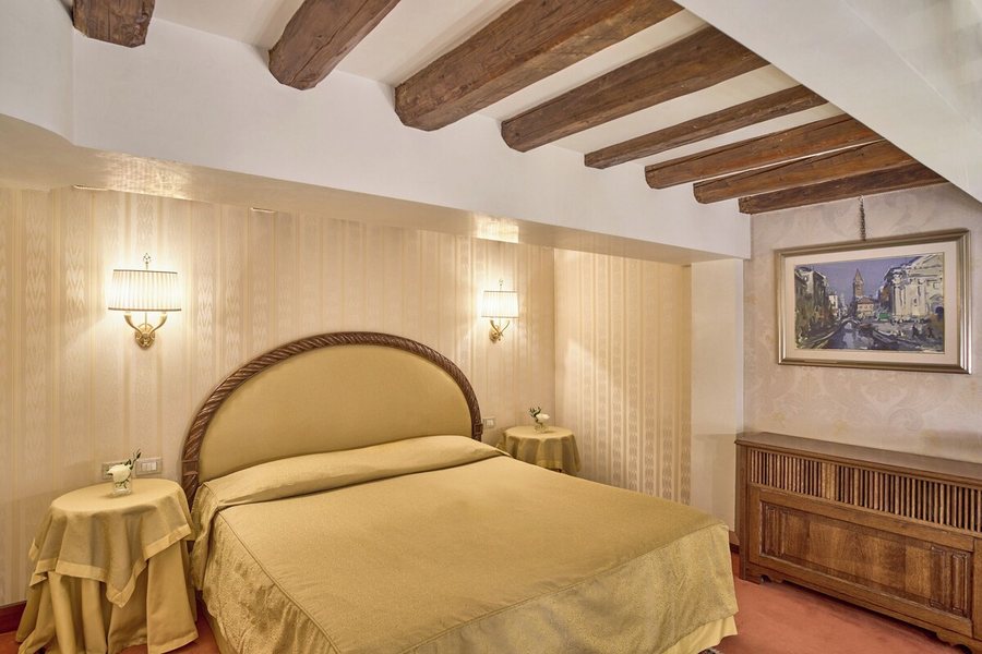 Hotel Palazzo Stern — Guest room