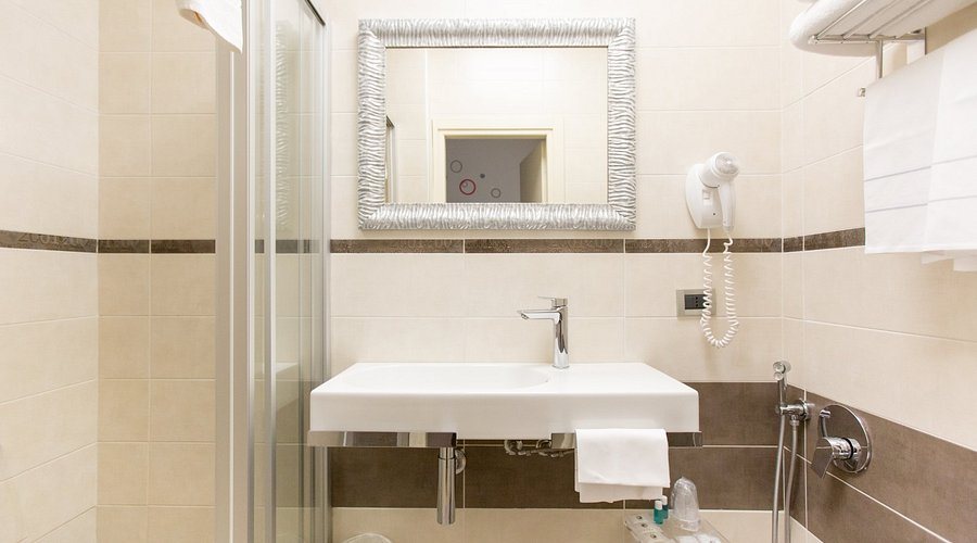 Hotel Panizza — Bathroom