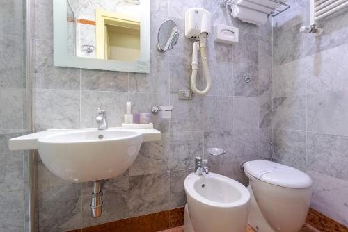 Hotel Panorama Artinside — Bathroom