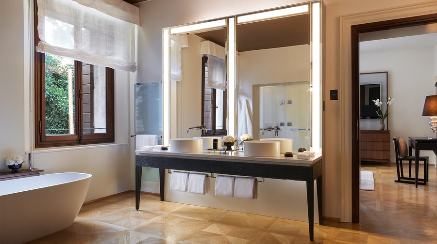 Hotel Pantalon — Bathroom