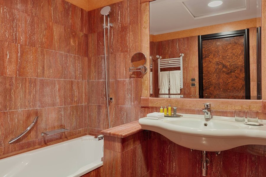 Hotel Pantheon — Bathroom