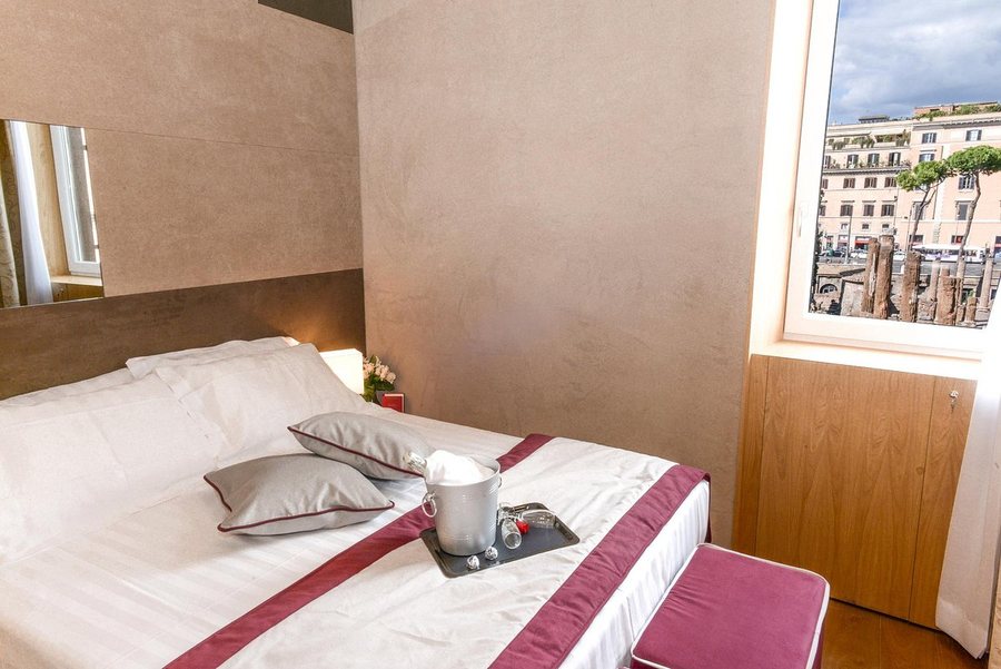 Hotel Pantheon — Guest room
