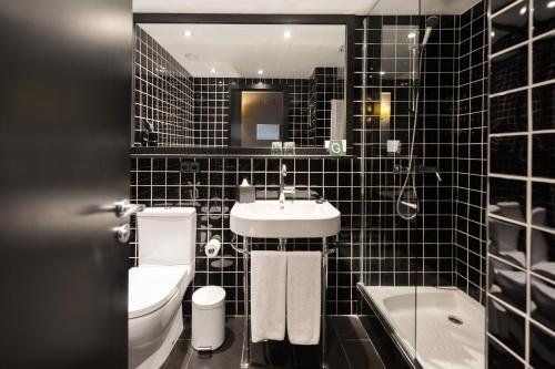 Hotel Paral lel Barcelona Catalonia — Bathroom
