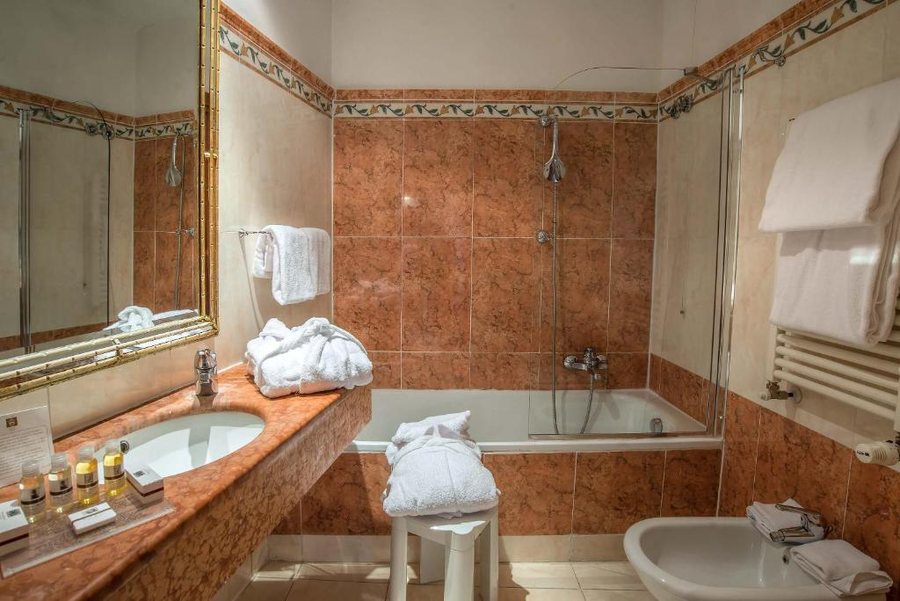 Hotel Paris — Bathroom