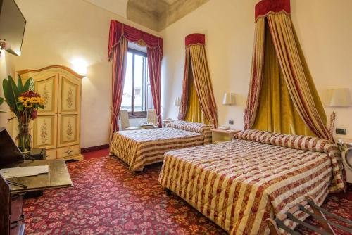 Hotel Paris — Guest room