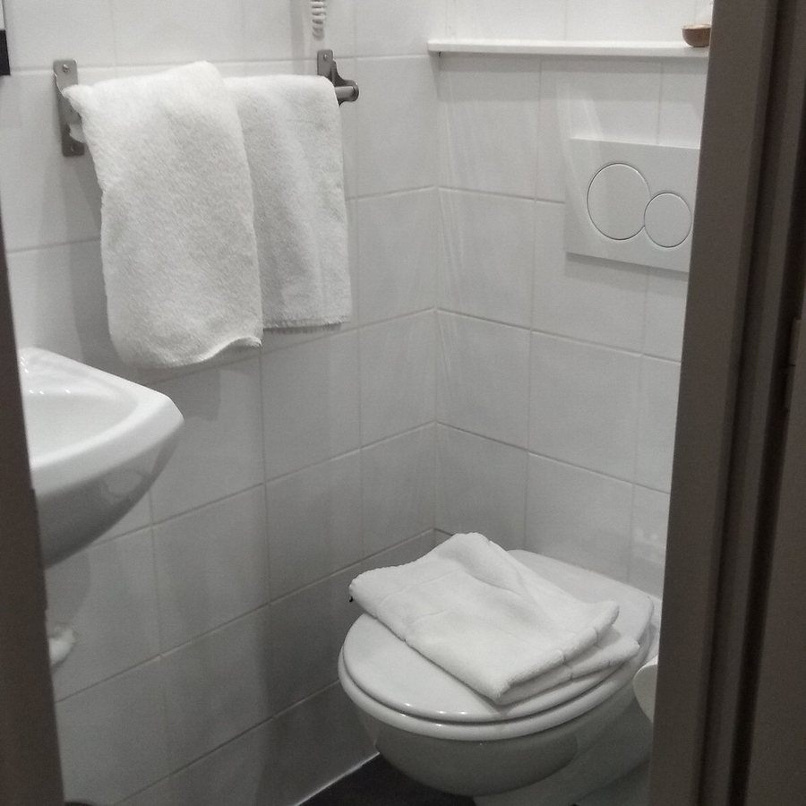 Hotel Paris Madrid — Bathroom