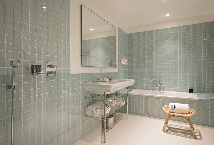Hotel Parister — Bathroom