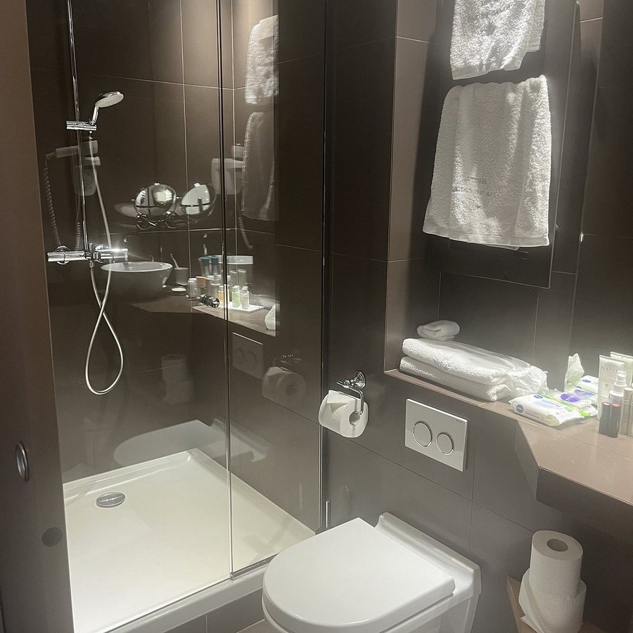 Hotel Pas de Calais — Bathroom