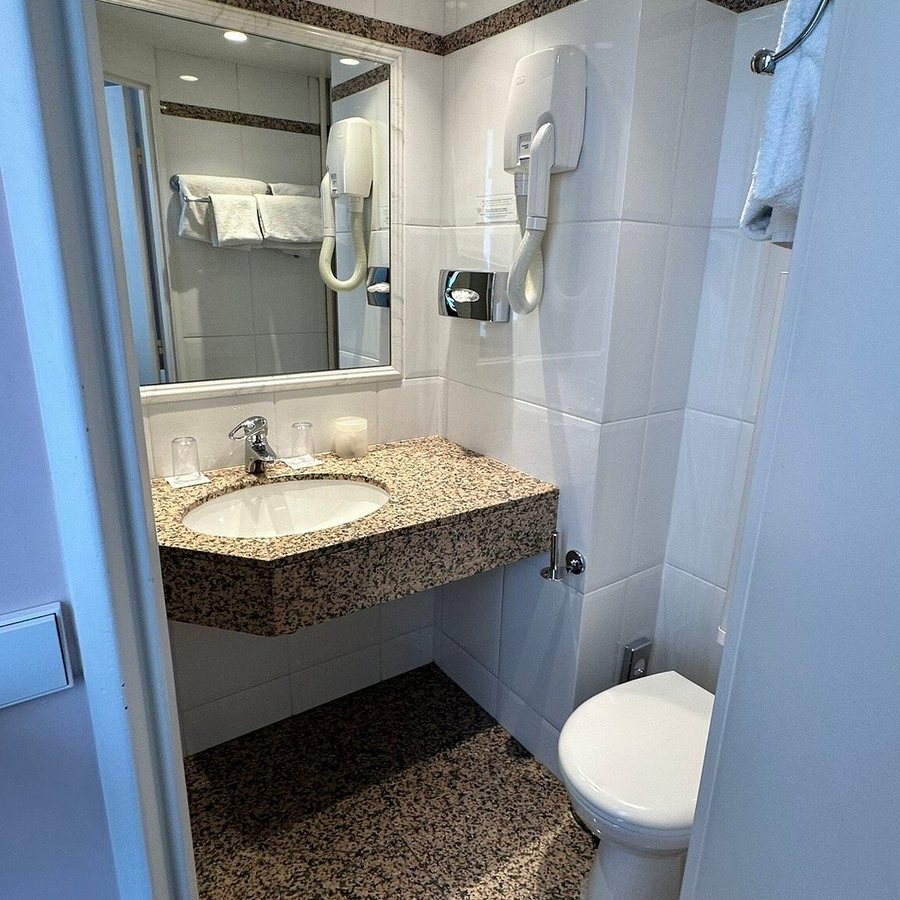 Hotel Pastel Paris — Bathroom
