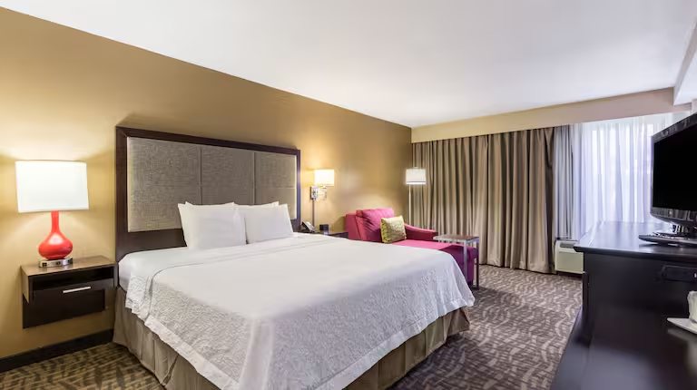 Hotel Pearl Jackson Airport — Guest room