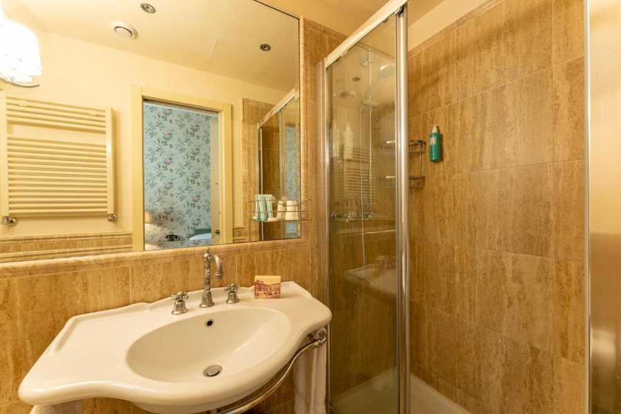 Hotel Pendini — Bathroom