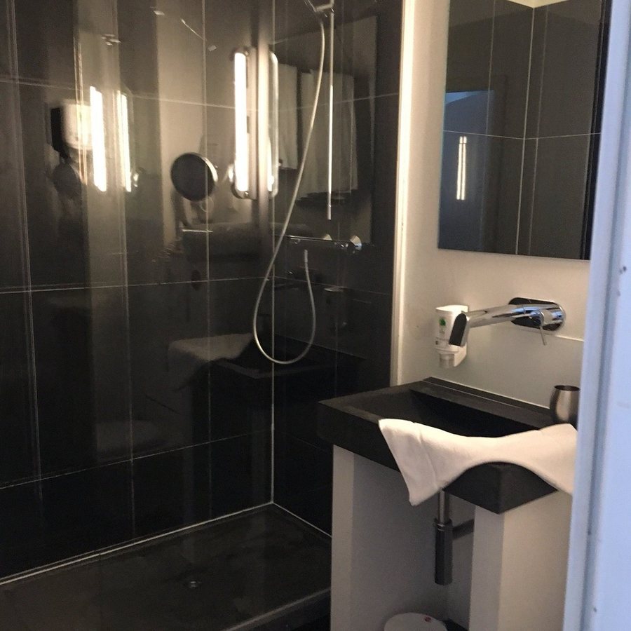 Hotel Pension Lehrerhaus — Bathroom