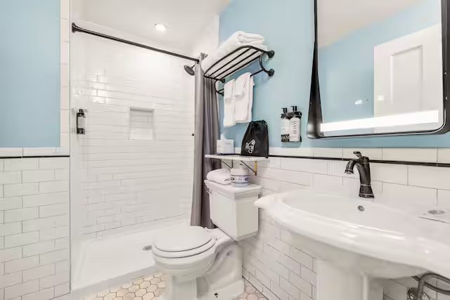 Hotel Petaluma Tapestry Collection by Hilton — Bathroom