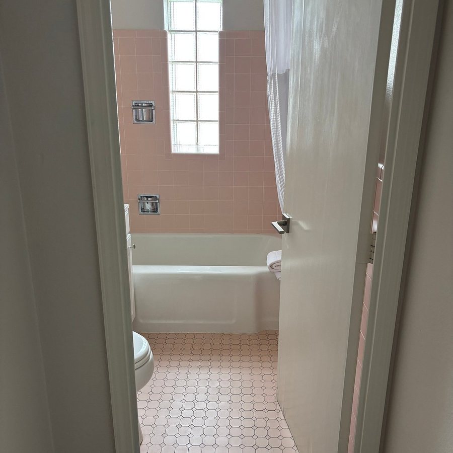Hotel Phillips — Bathroom