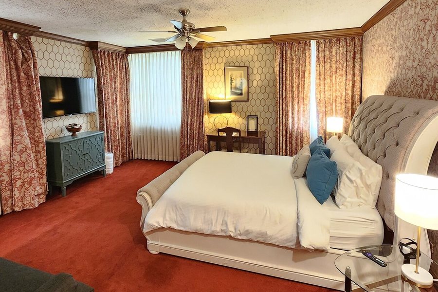 Hotel Phillips — Guest room