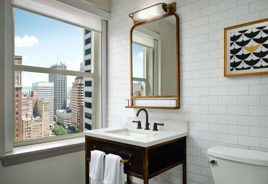 Hotel Phillips Kansas City Curio Collection by Hilton — Bathroom