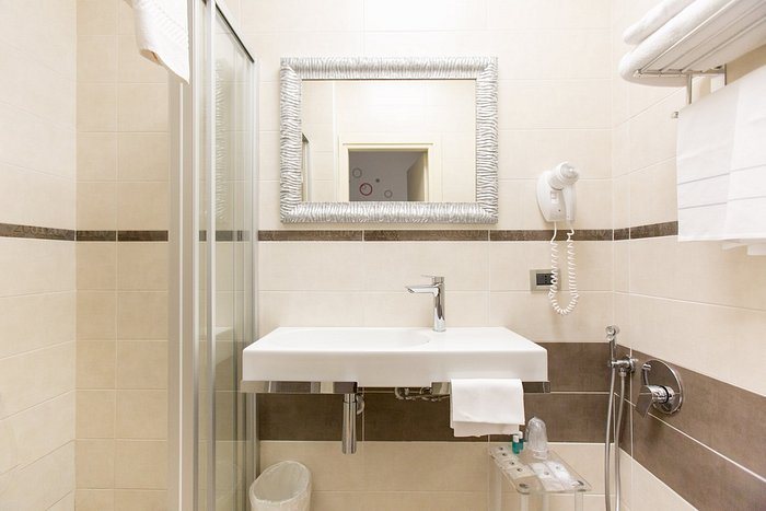 Hotel Piacenza — Bathroom