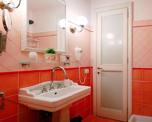 Hotel Piazza di Spagna — Bathroom