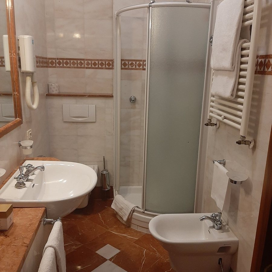 Hotel Pierre — Bathroom