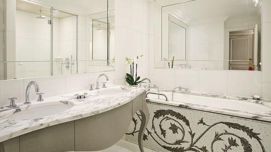 Hotel Plaza Athenee — Bathroom