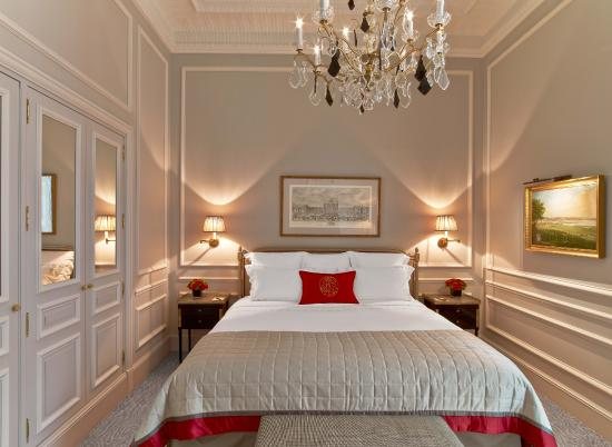 Hotel Plaza Athenee — Guest room