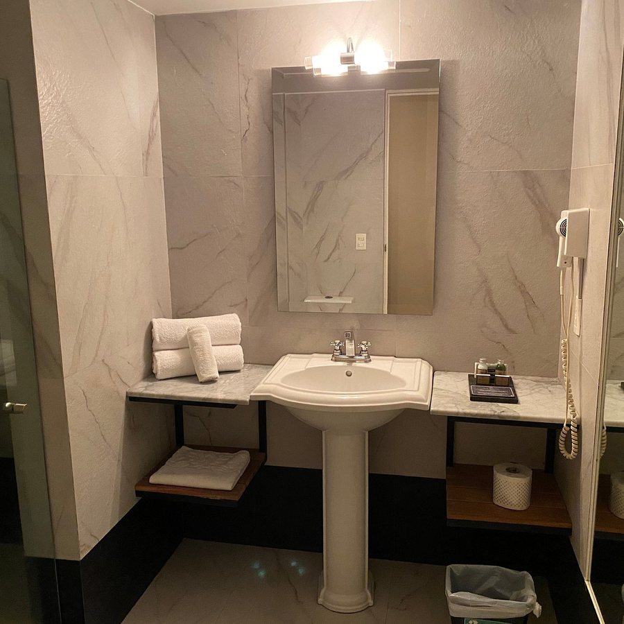 Hotel Plaza Revolucion — Bathroom