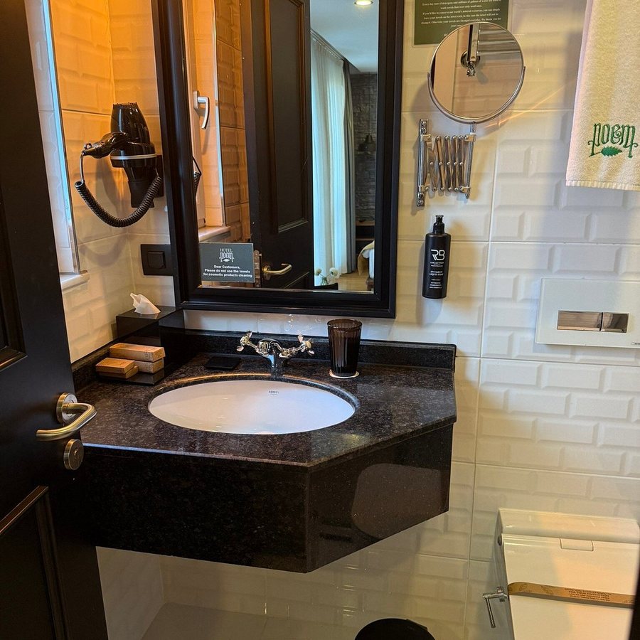 Hotel Poem Istanbul — Bathroom