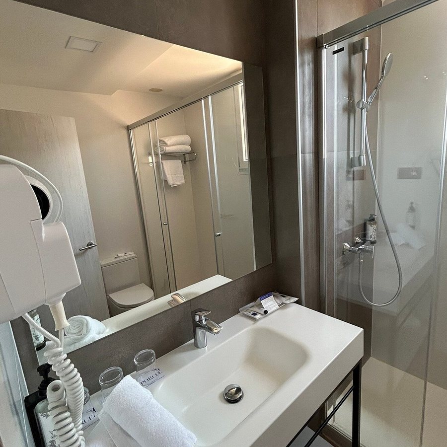 Hotel Porcel Ganivet — Bathroom