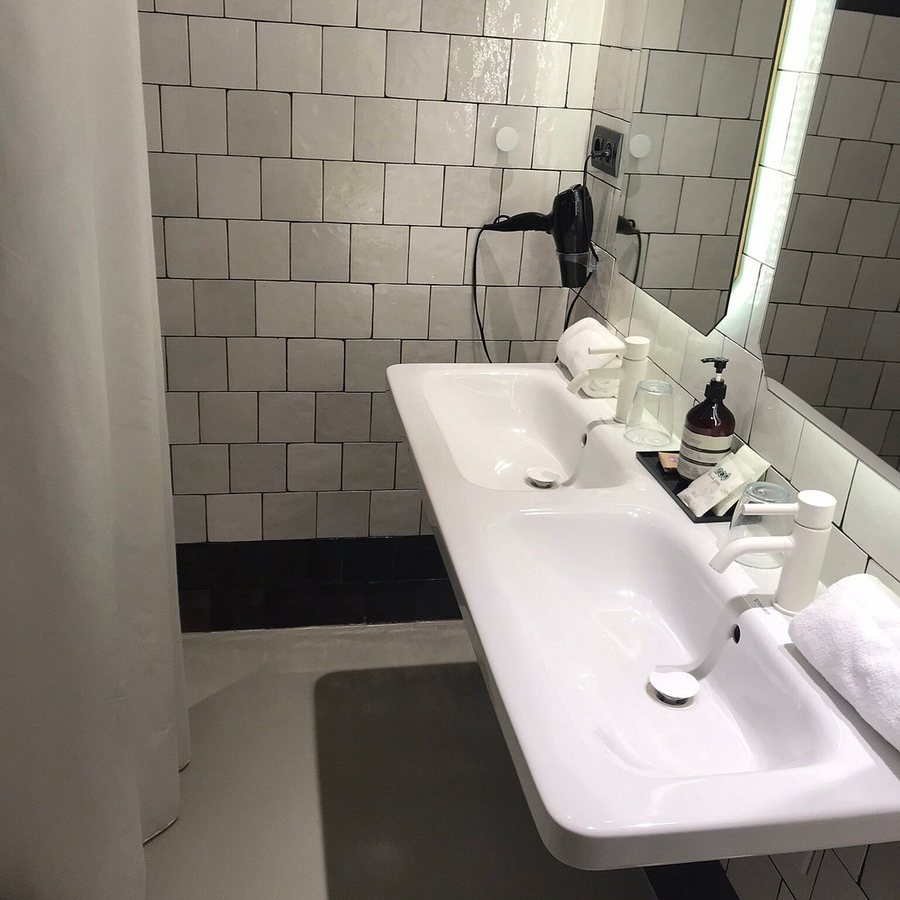 Hotel Praktik Essens Barcelona Catalonia — Bathroom
