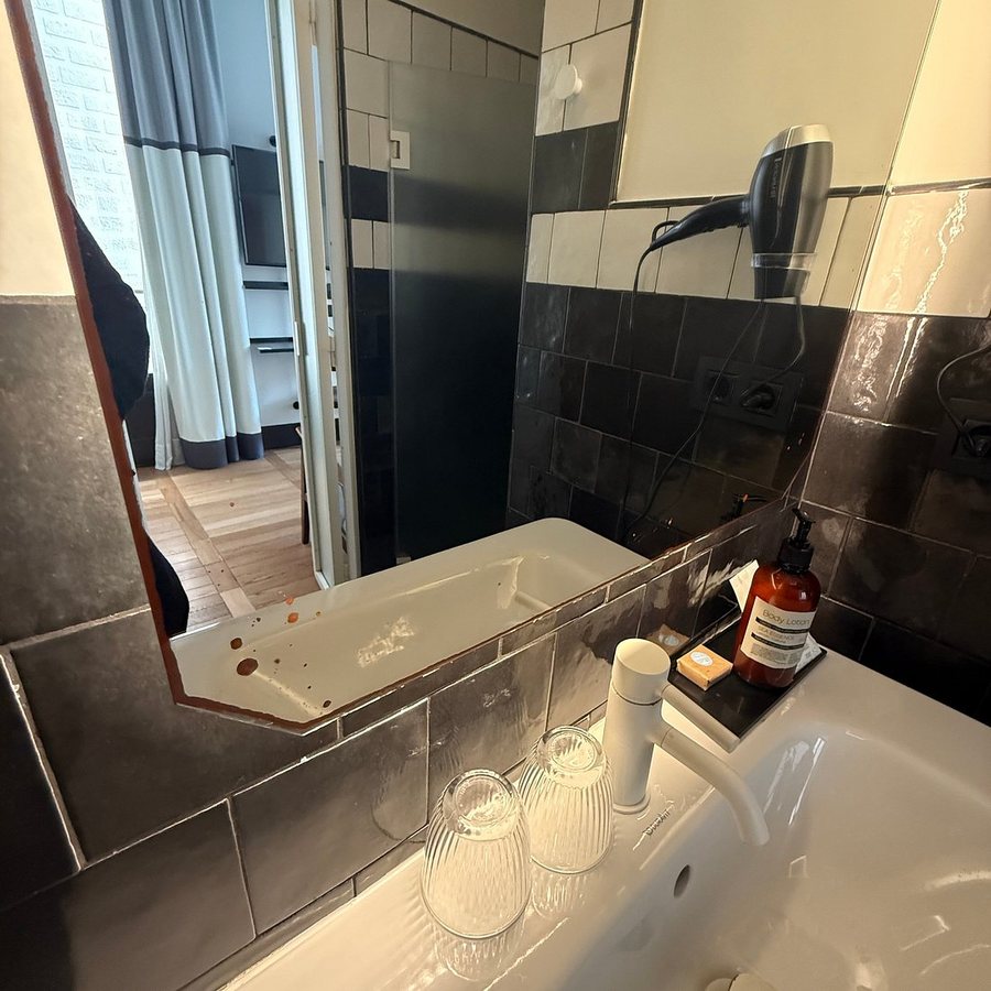 Hotel Praktik Vinoteca Barcelona Catalonia — Bathroom