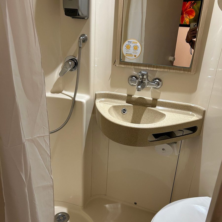 Hotel Premiere Classe Roissy Aeroport Charles De Gaulle — Bathroom