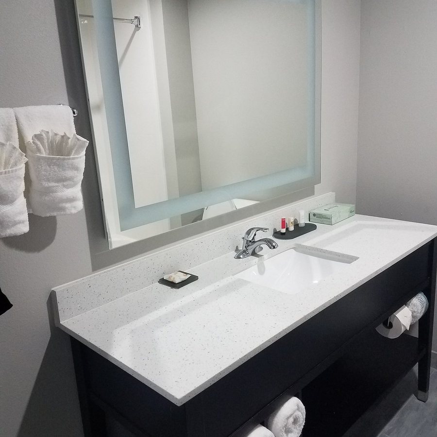 Hotel Pryor — Bathroom