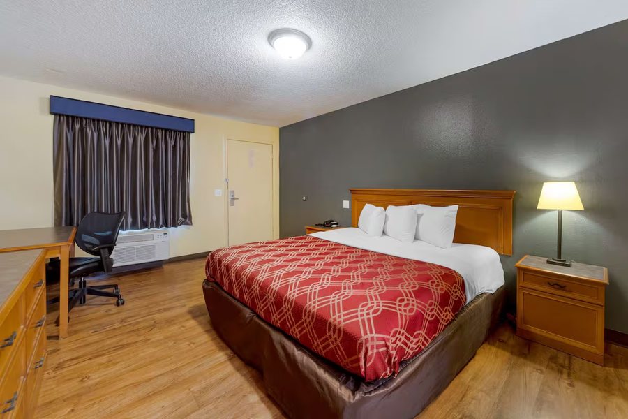 Hotel Pryor — Guest room