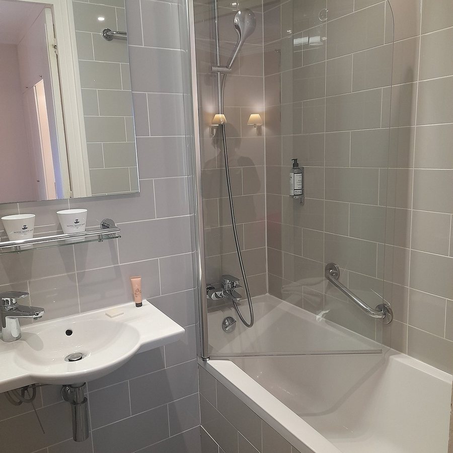 Hotel Queen Mary — Bathroom