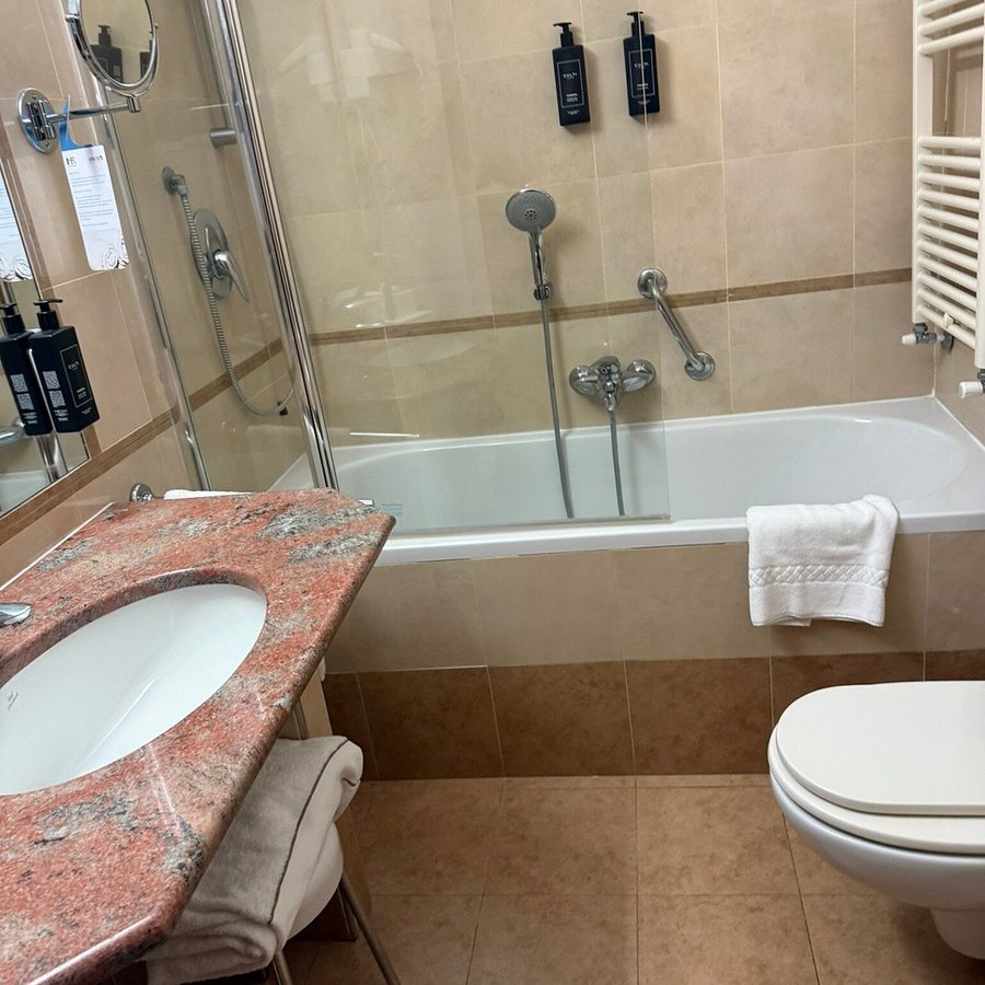 Hotel Rafael — Bathroom