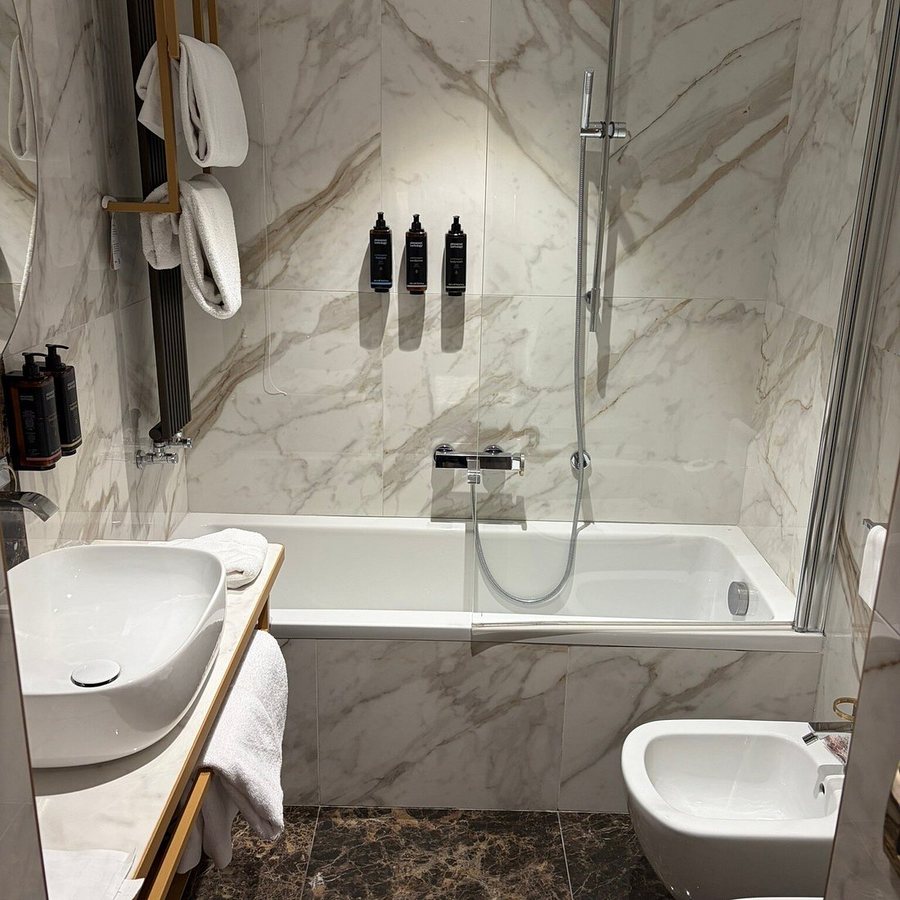 Hotel Raffaello Sure Hotel Collection by Best Western — Bathroom