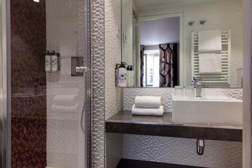 Hotel Regina Louvre — Bathroom