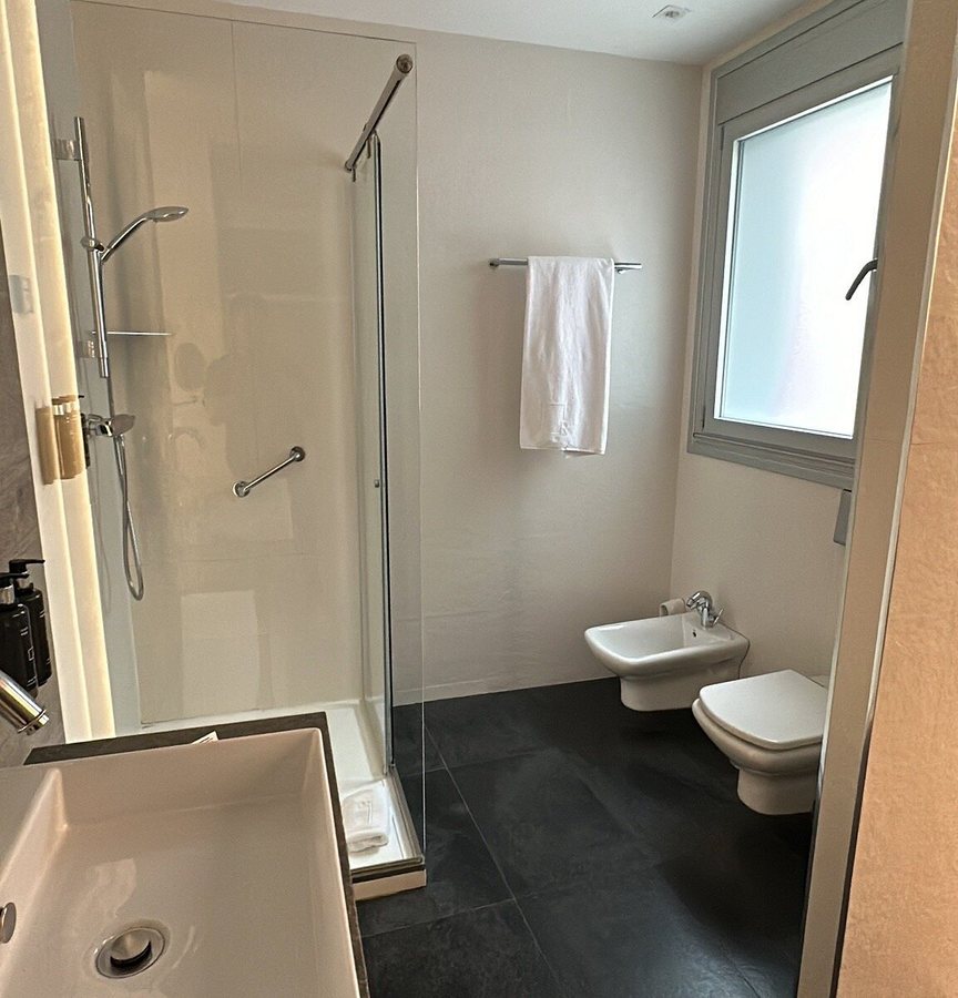 Hotel Regina — Bathroom