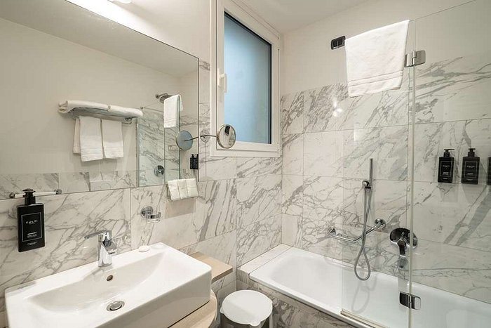 Hotel Regina — Bathroom