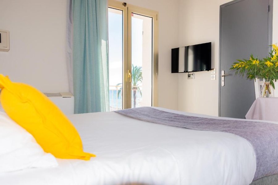 Hotel Reine d Azur — Guest room