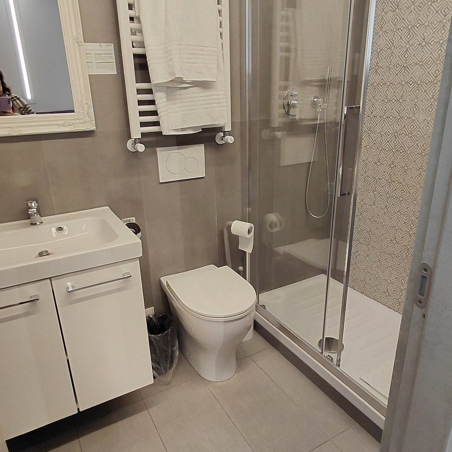 Hotel Relais Dei Papi — Bathroom