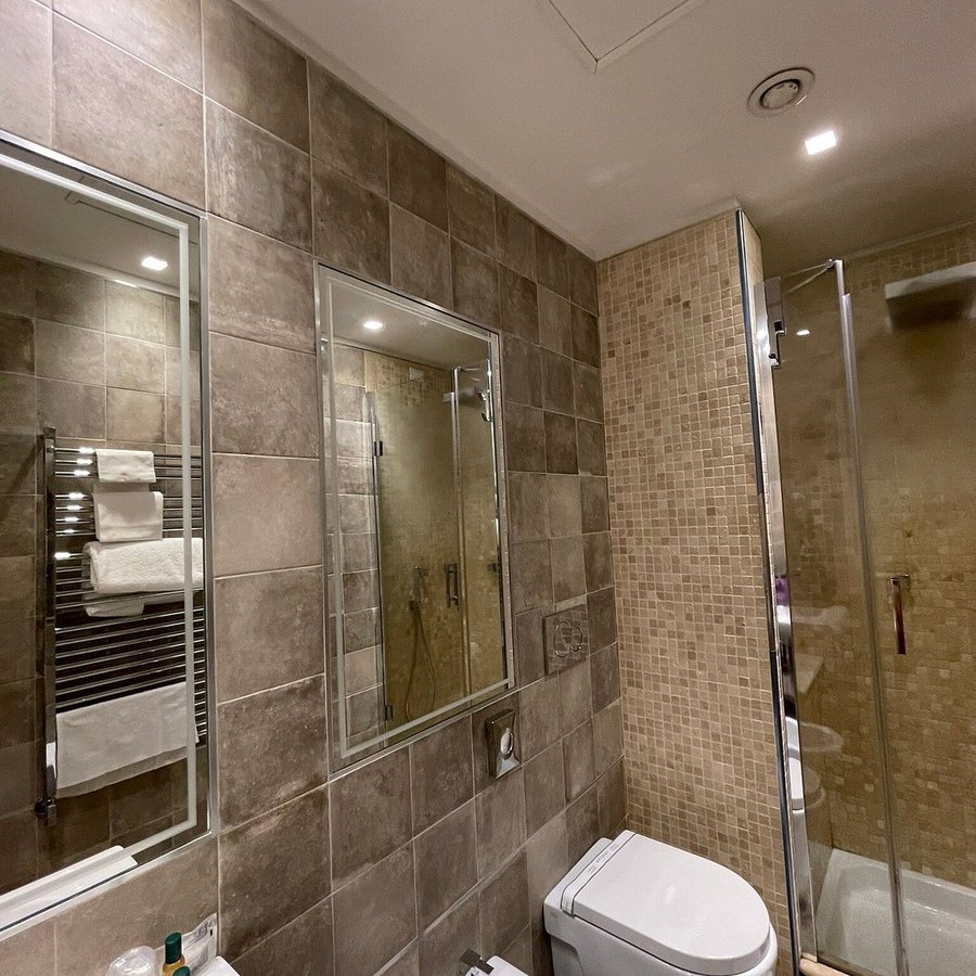 Hotel Renaissance — Bathroom