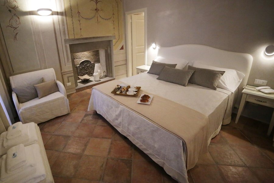 Hotel Renaissance — Guest room