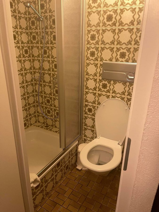 Hotel Restaurant Bellevue — Bathroom