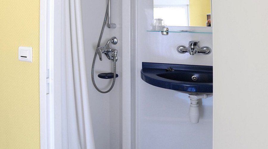 Hotel Restaurant L albatros — Bathroom