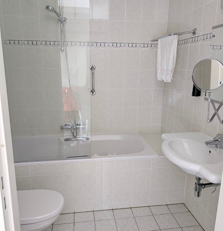 Hotel Restaurant ten Cate — Bathroom