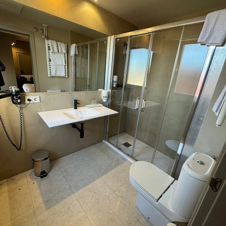 Hotel Restaurante Iacobus — Bathroom